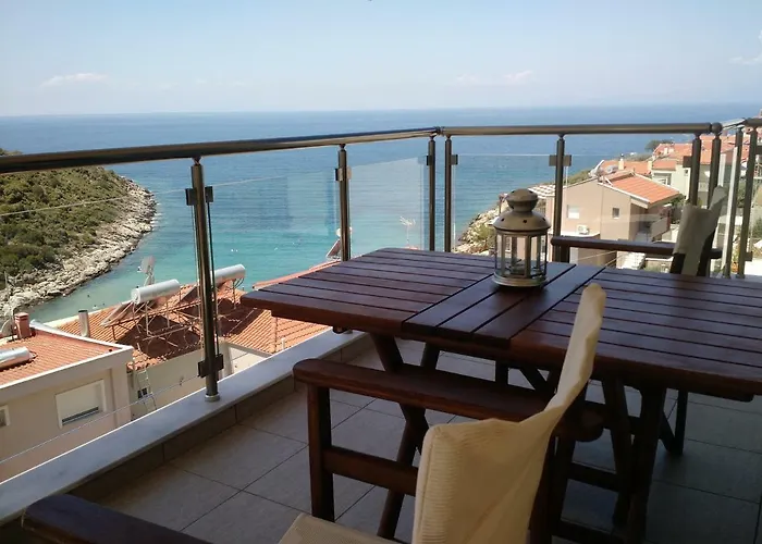 Above The Sea Apartment